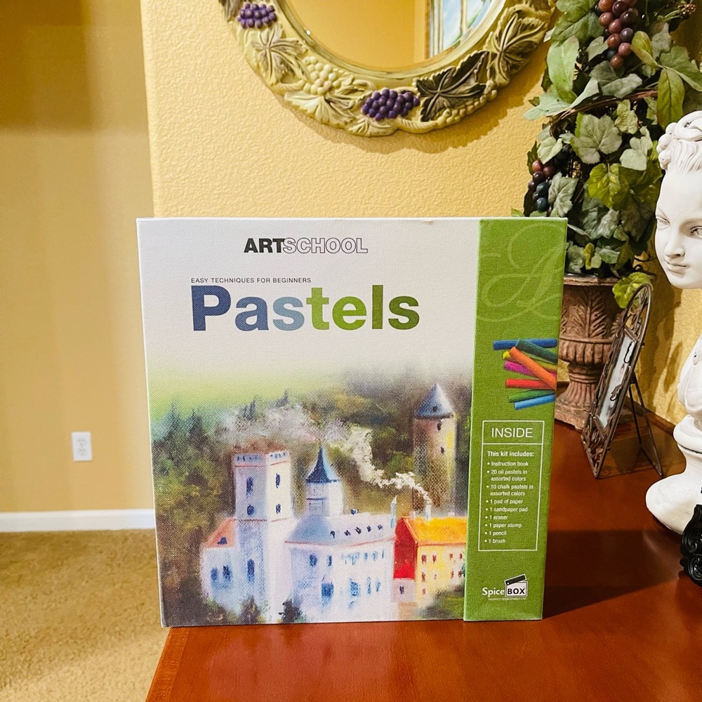 🎨 Never been used pastel art set 🎨